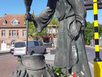 Neerlegging van bloemen aan Heksenmonument, ook al zijn er in Beselare geen gekende terechtstellingen geweest
