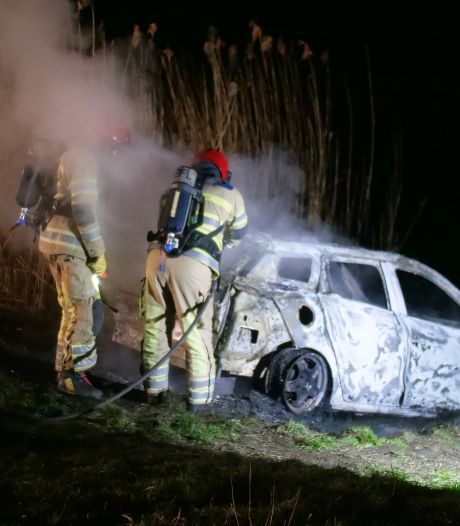 Verlaten auto in buitengebied Zeewolde volledig uitgebrand, eigenaar spoorloos