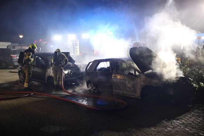 Twee auto's zijn zondagochtend in brand gevlogen aan de Sterndonk in Veghel.