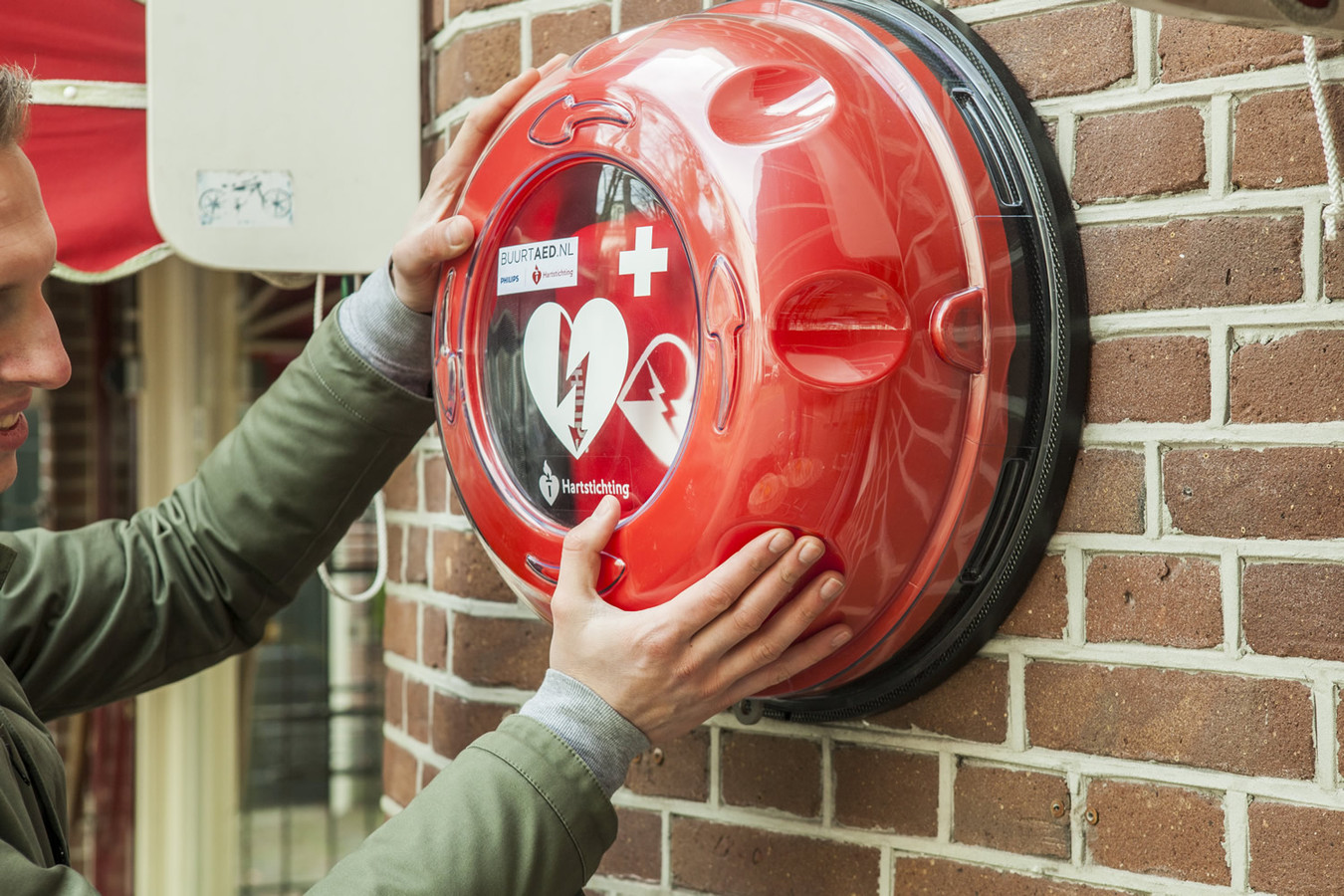 sommelsdijk-veiliger-door-buurt-aed-foto-ad-nl