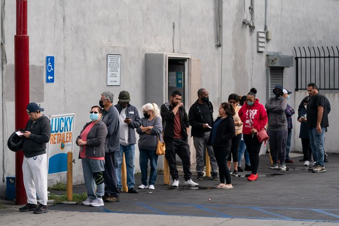 Mensen in de rij om een Powerball-loterijticket te kopen in Hawthorne, Californië.
