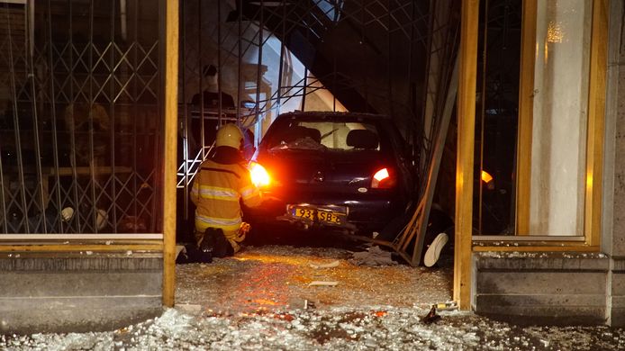 De auto reed dwars door de winkelpui van Auckland in de Deventer binnenstad.