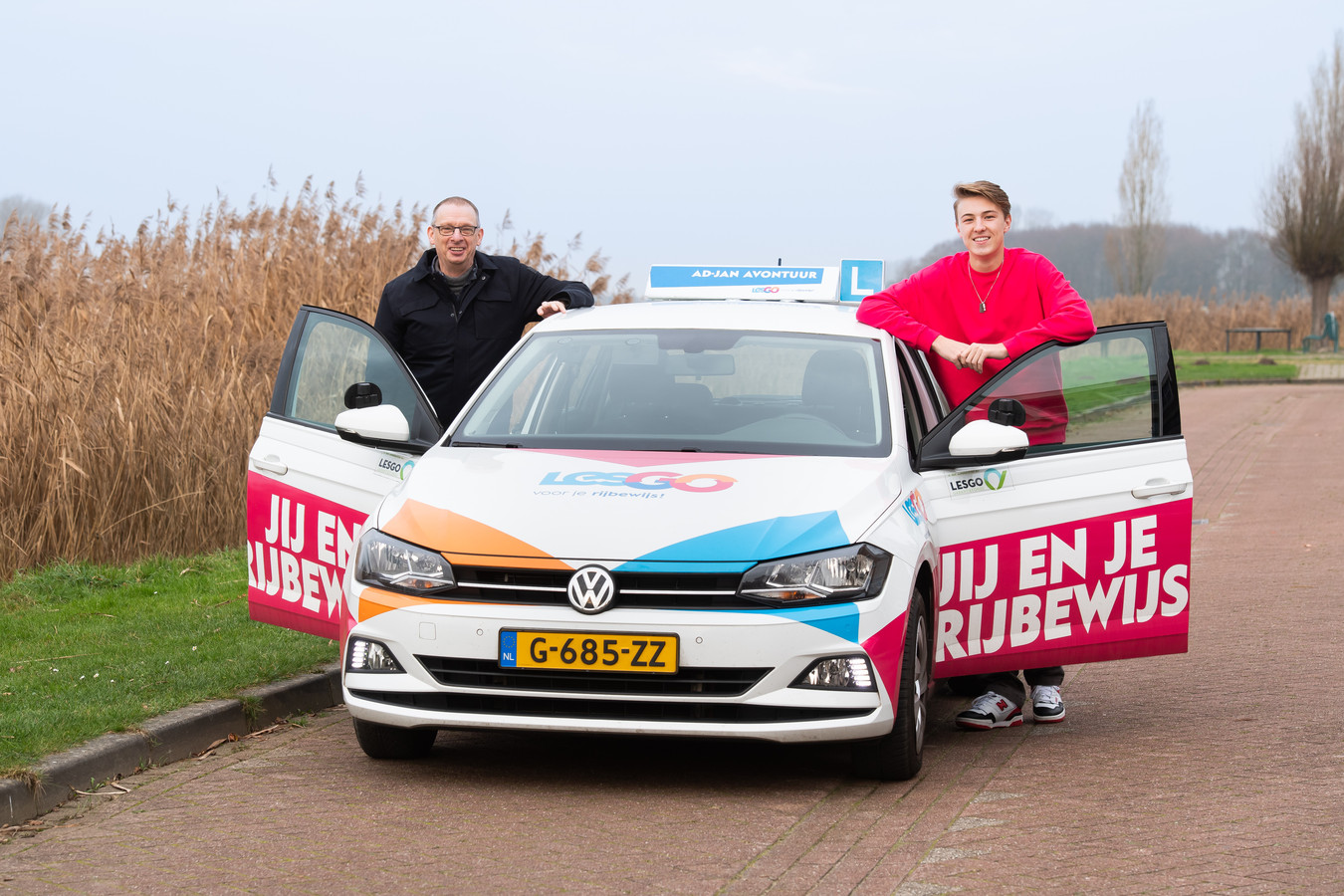 Rijschoolhouder Ad-Jan Avontuur uit Wagenberg met leerling Tiago van Mook uit Made aan het lesgeven in Terheijden.