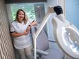 In haar eigen praktijk heeft pedicure Nadieh Leeftink een speciale stoel voor haar cliënten, dat werkt een stuk prettiger dan thuis op de bank.