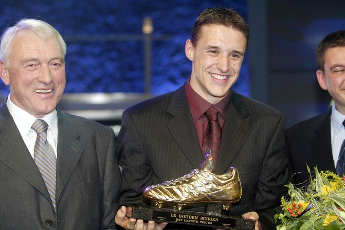 Timmy Simons met zijn Gouden Schoen in 2002.