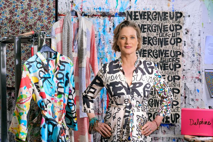 Delphine toont de Never Give Up-Dress. Elke jurk draagt een boodschap