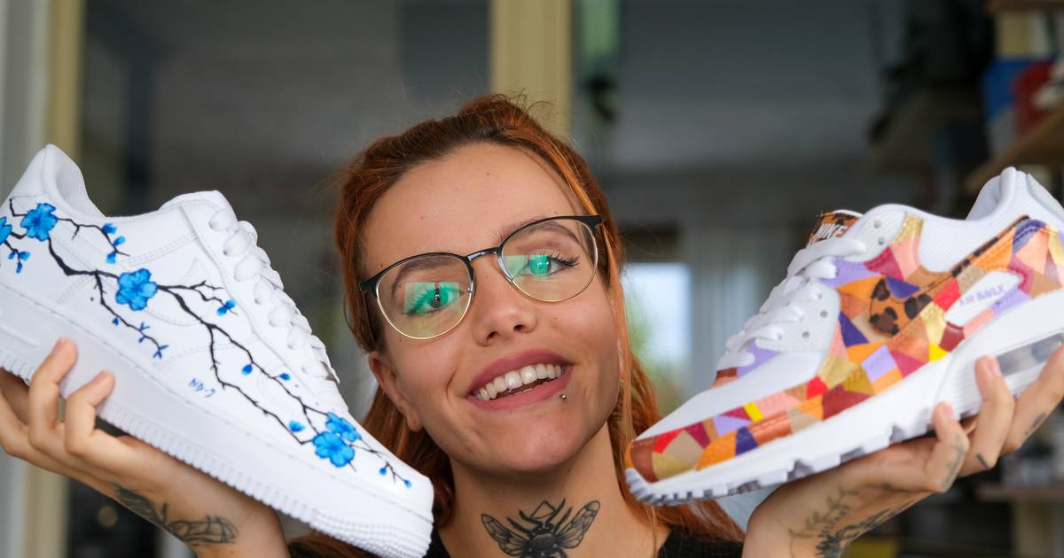 Nora 24 personaliseert je sneakers met de hand en tandenstokers