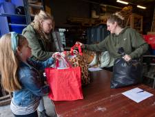 Enschede brengt massaal spelletjes en kleding voor vluchtelingen naar vliegveld: ‘Blij dat we wat kunnen doen’