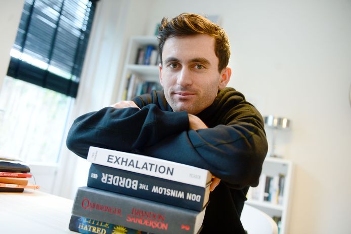 Thuis bij Luca de La Torre, middenvelder van Heracles. Hij houdt van lezen, dat maakt zijn hoofd leeg.