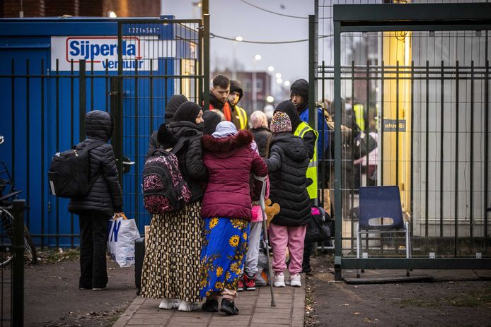 Asielzoekers komen per bus aan bij het aanmeldcentrum in Ter Apel, nadat zij de nacht hebben doorgebracht in de tijdelijke nachtopvang in Stadskanaal.