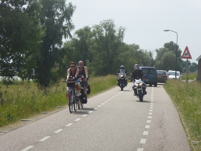 Op mooie dagen toeren veel motorrijders over de Lekdijk. Ze veroorzaken daarbij zoveel overlast, dat de gemeente Lopik de dijk voor hen wil afsluiten.