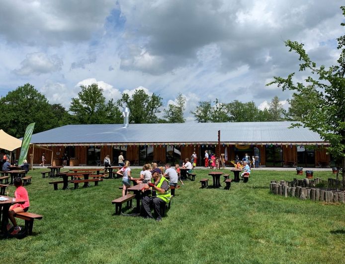 Gezelligheid troef op het plein voor het nieuwe bezoekerscentrum in het Prinsenpark.