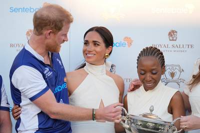 Gênant momentje na polowedstrijd: Meghan Markle zegt vrouw dat ze niet naast prins Harry mag staan
