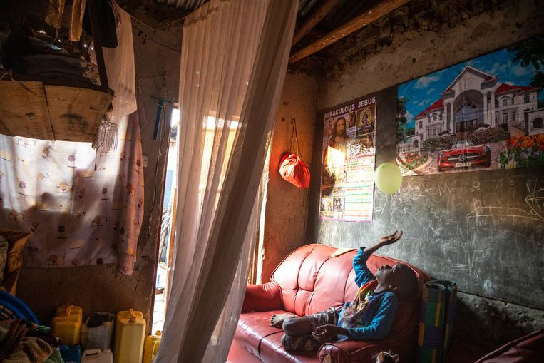 Klaslokalen op deze lagere school in Kampala dienen nu als woning. De directeur kreeg door de gedwongen sluiting geen lesgeld meer binnen en kon de huur niet meer betalen. 
 Beeld KATUMBA BADRU SULTAN