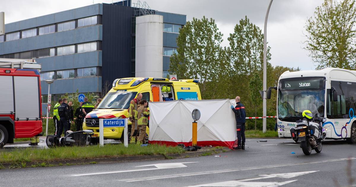 Vrouw in scootmobiel overlijdt na aanrijding met stadsbus.