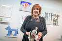 Expositie Honden, honden en nog eens honden. Twentse kunstenaars schilderen/fotograferen hun hond
Nell Annink met haar werk links boven