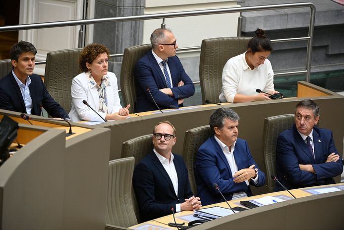 De Vlaamse regering gisteren in het parlement