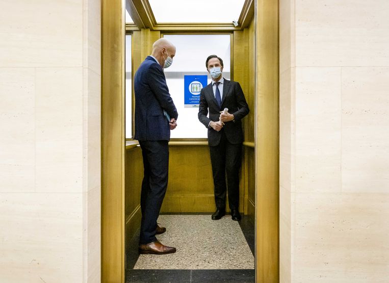 Premier Rutte en minister Kuipers (Volksgezondheid) in de lift, na afloop van de coronapersconferentie van vrijdag 14 januari.  Beeld Sem van der Wal / ANP