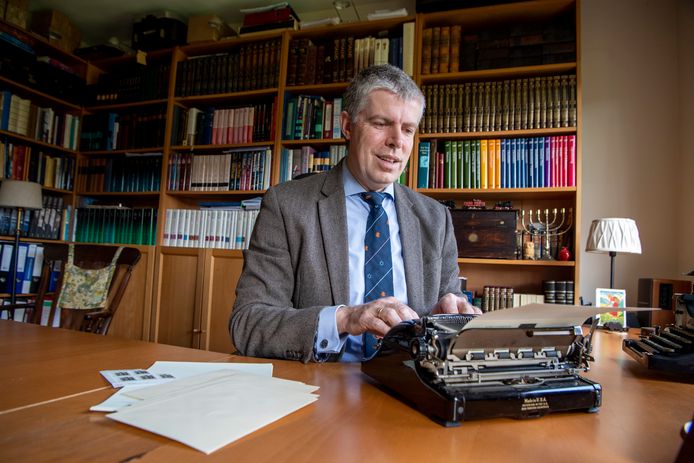 Predikant Nieuwleusen achter de typemachine voor briefkaart aan ...