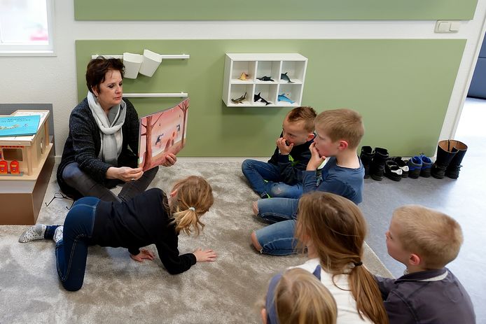 Op basisschool De Heiberg in Roosendaal is noodopvang geregeld voor kinderen van ouders die in vitale beroepen werken. Maar er is ook toenemende behoefte aan noodopvang voor kinderen uit kwetsbare gezinnen.