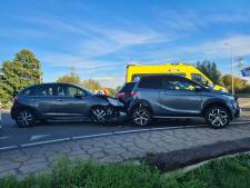 Kettingbotsing: auto knalt achterop gebotste auto's tijdens het invullen van schadeformulieren