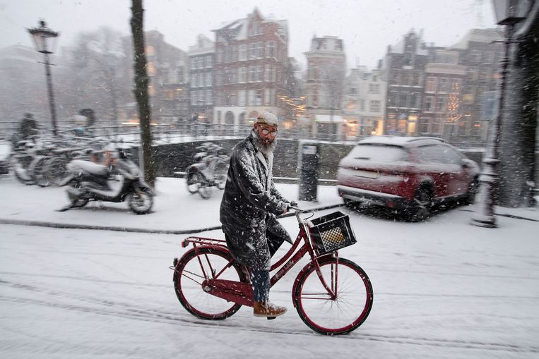 Een fietser op de gracht in Amsterdam in 2017. Beeld ANP