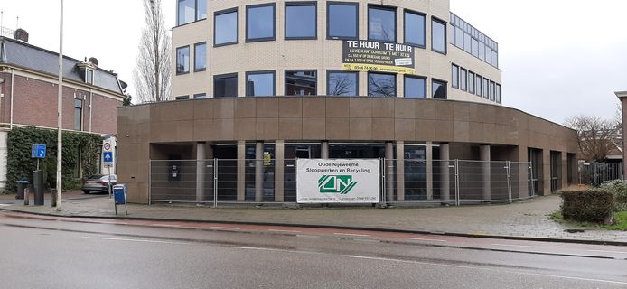 De gedroomde Almelose vestiging van Van der Poel is gepland in het voormalige bankpand van SNS.