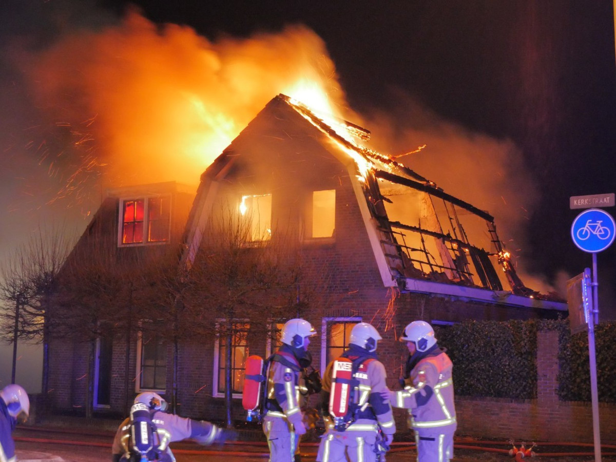 Uitslaande brand legt woning in Glanerbrug in as Foto tubantia.nl