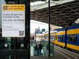 Op het station in Tilburg wordt de sluiting aangekondigd. Twee weken lang geen treinen vanwege werkzaamheden.