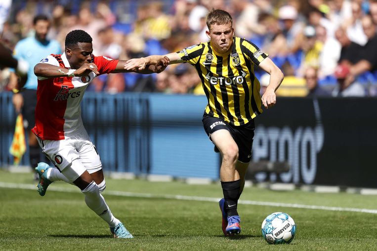 Javairo Dilrosun van Feyenoord in duel met Enzo Cornelisse van Vitesse. Beeld ANP