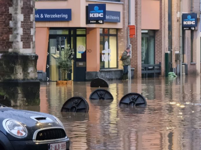 Wateroverlast in Sint-Genesius-Rode. Er stroomde zelfs water doorheen het gemeentehuis.