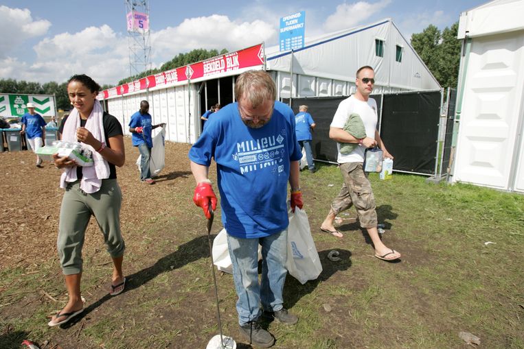 Vrijwilligers ruimen op na Lowlands Beeld Herman Engbers