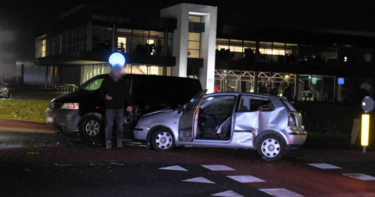 Botsing tussen drie autos op industrieterrein Middelburg; één persoon naar het ziekenhuis.