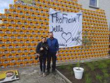 Un couple reçoit une surprise de taille après son mariage: “Ils ont empilé 560 bacs de bière devant notre façade”