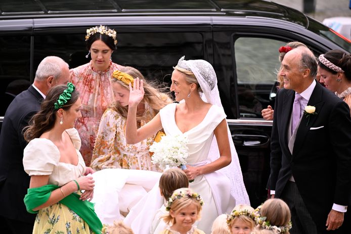 Prinses Maria Laura met haar vader Lorenz en de bruidskinderen.