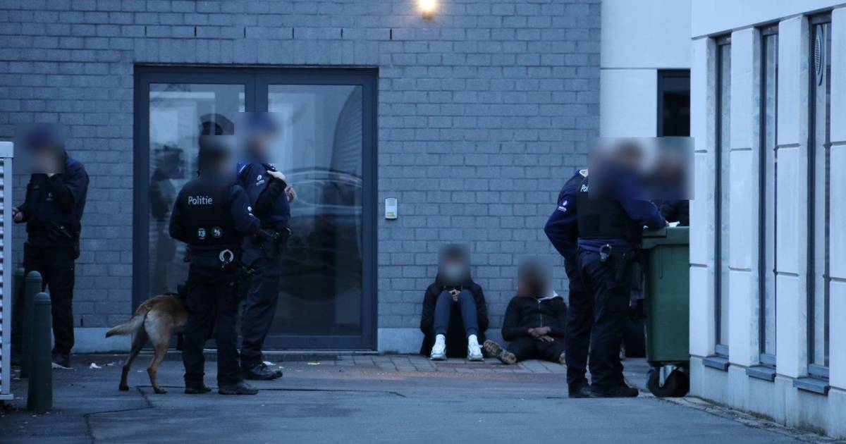 Politie Aalst gaat streng optreden tegen parkeren aan RVA – Goeiedag