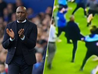 Everton-fans bestormen nog tijdens match het veld, Palace-coach Vieira werkt supporter tegen de grond