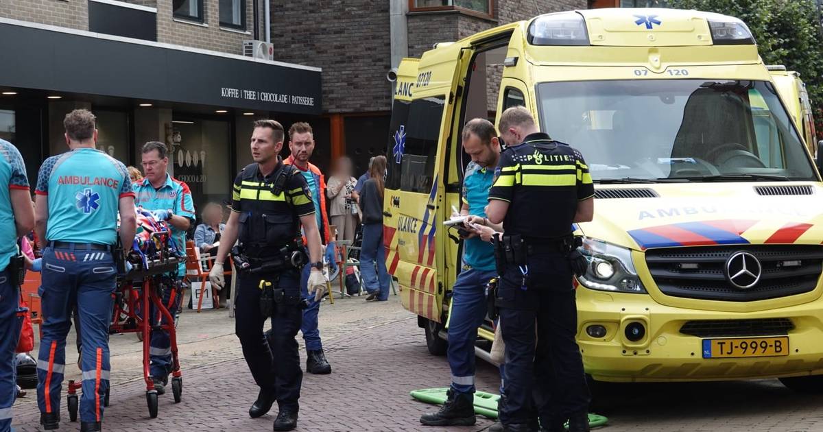 Traumahelikopter naar centrum Barneveld: vrouw ernstig gewond na aanrijding met scooter.