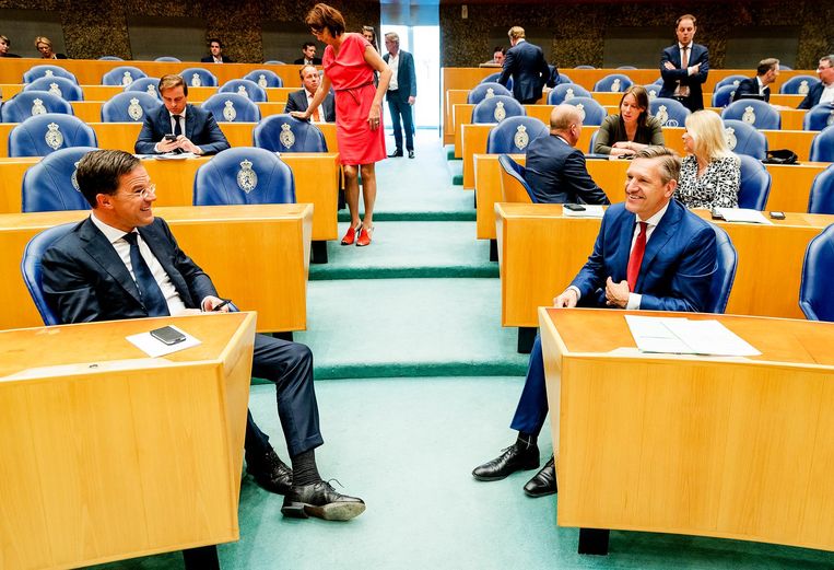 Premier Mark Rutte (VVD) en Sybrand Buma (CDA) tijdens het debat over het verloop van de formatie, 17 mei 2017. Beeld anp