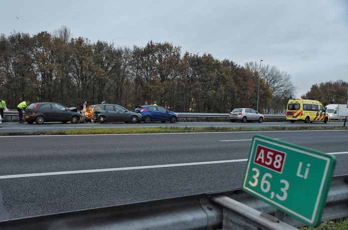 De schade na het ongeluk op de A65/A58.