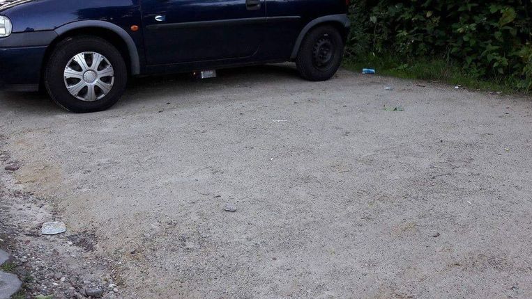 De Opel Corsa waaronder de bom werd gevonden. Beeld .