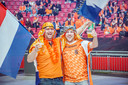Martijn Schellevis (r) vermaakt zich uitstekend tijdens het WK-evenement in de Johan Cruijff Arena.