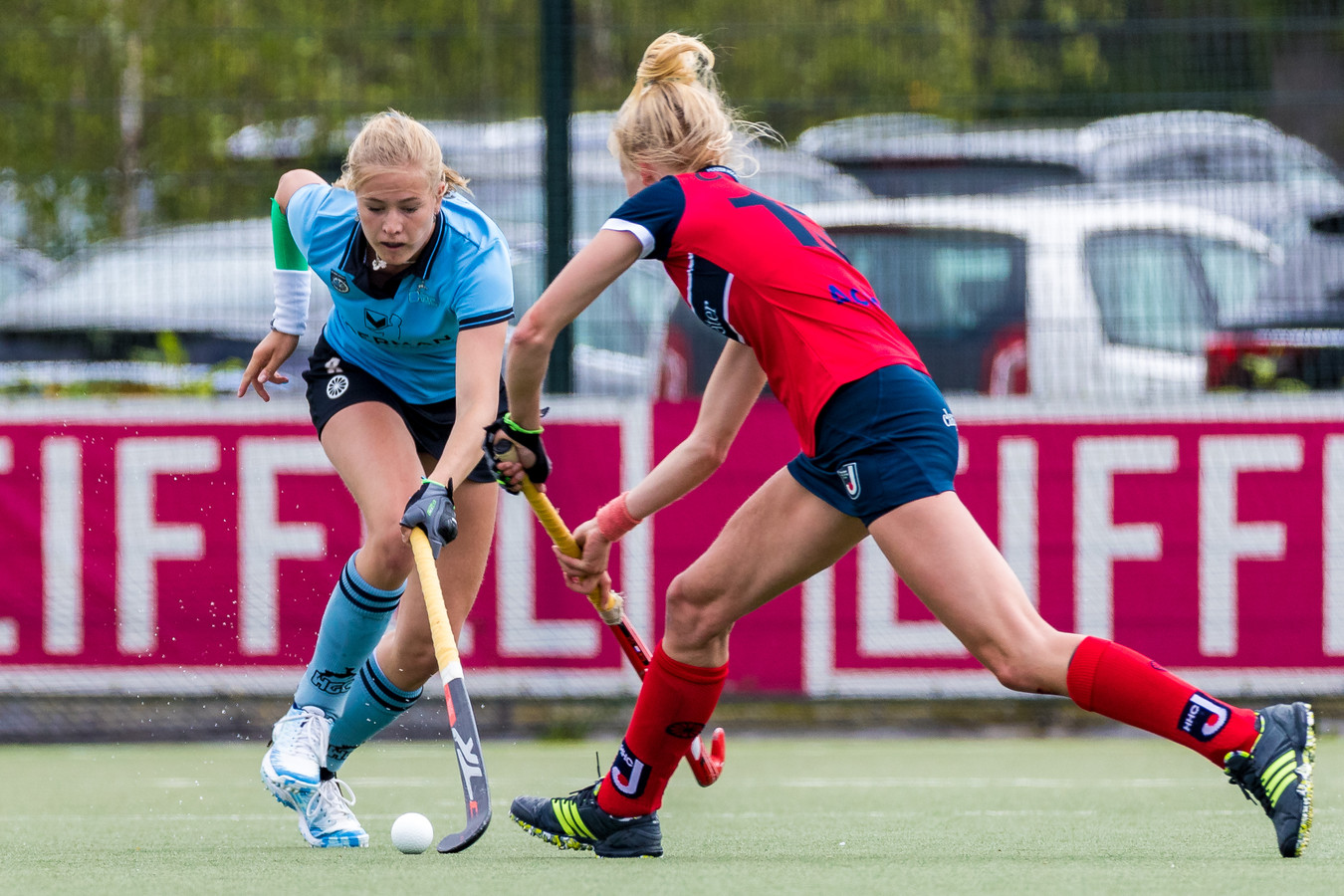 Luna Fokke schoot met haar laatste goal HGC naar hoofdklasse Foto AD.nl