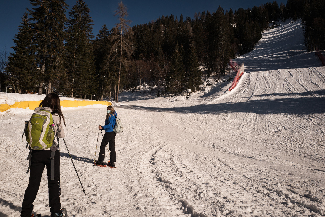In Madonna di Campiglio in de Dolomieten houden de gesloten skiliften niet iedereen tegen.