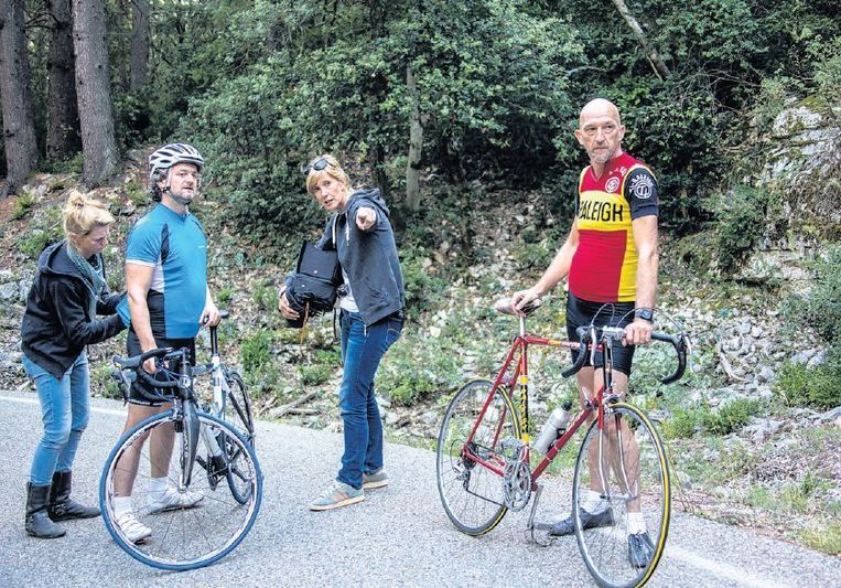 Van Kilsdonk met De Jong en acteur Kasper van Kooten op de filmset. Beeld  