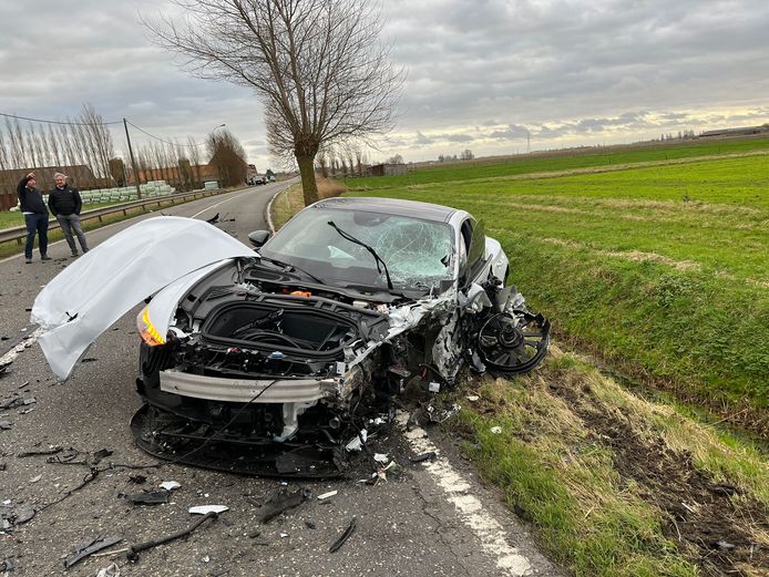 De bestuurder van de Audi raakte als bij wonder niet gewond.