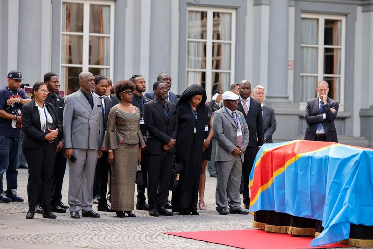 Familieleden en gasten aan het Egmontpaleis bij de kist van Lumumba met daarin de tand die aan de Congolese ex-premier Patrice Lumumba wordt toegedicht. Beeld REUTERS