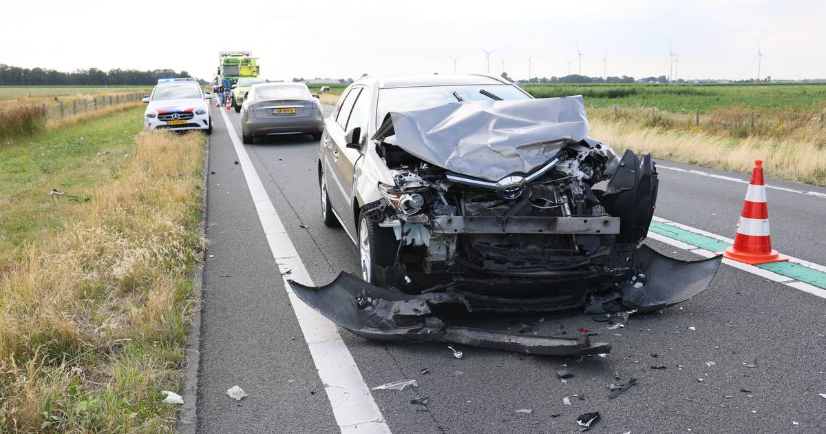 Kettingbotsing op N36 zorgt voor files, een persoon naar ziekenhuis.