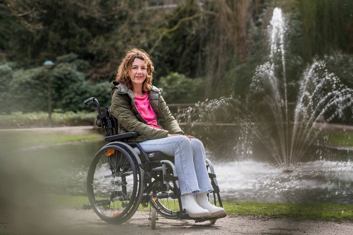 Domme pech in de vorm van een uiterst zeldzame vorm van verkalking van het ruggenmerg deed Edith Franke in een rolstoel belanden. Maar de Oldenzaalse is vastbesloten haar werk in een tandartsenpraktijk te hervatten.