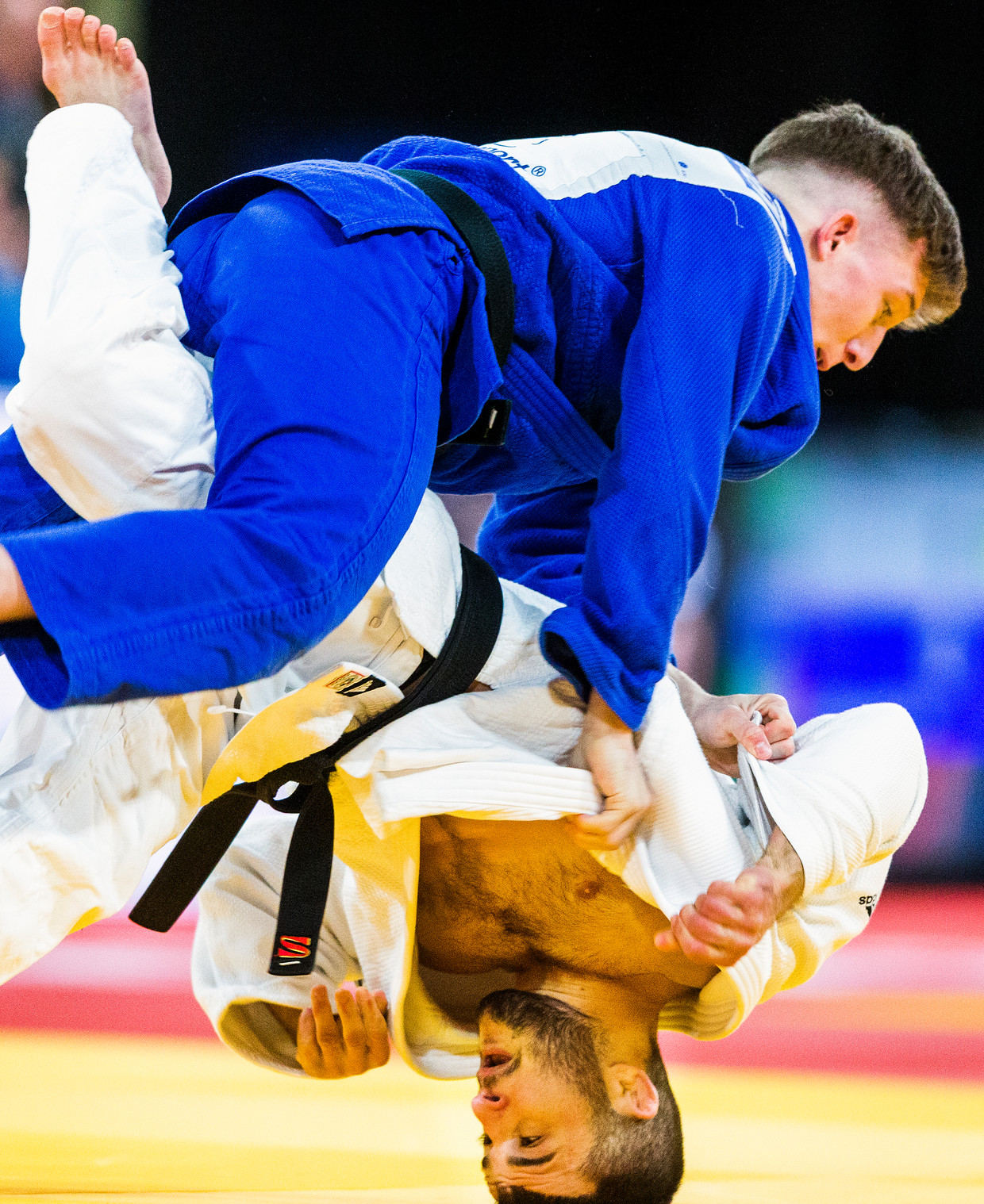Dornike Jakotoya (wit) tegen Jor Verstretten van België bij de Judo Grand Prix 2018 in Den Haag.  Foto door Jerry Fuller